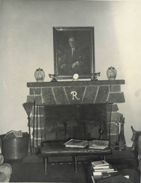 A fireplace with a portrait of Franklin Roosevelt above.